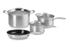 Oferta de Set de 4 piezas de acero inoxidable triple capa Essential por 655€ en Le Creuset
