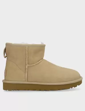 Oferta de BOTA UGG CLASSIC MINI 1016222 SAND por 170,96€ en Lola Rey