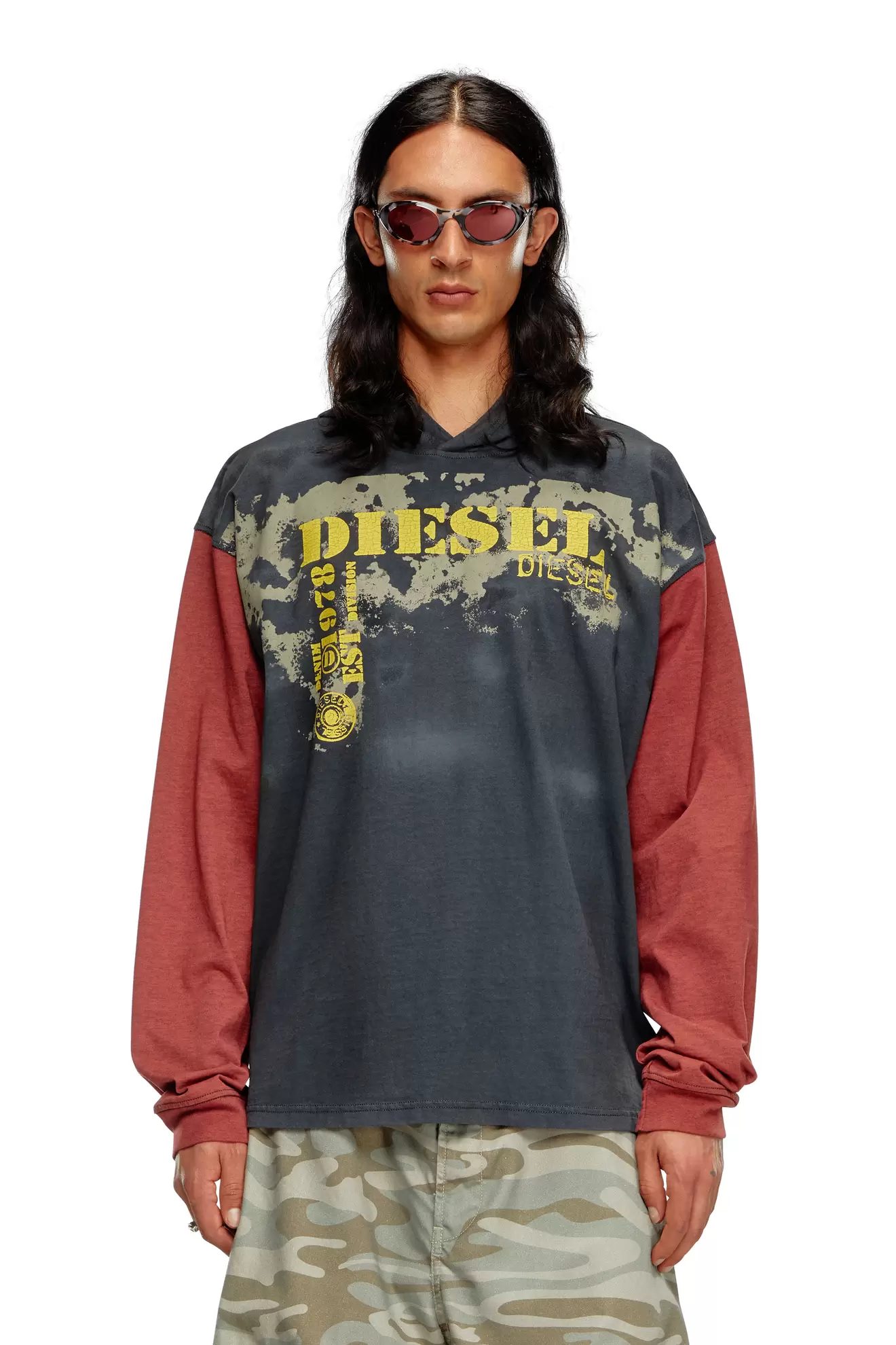 Oferta de Camiseta de manga larga con capucha y efecto de suciedad por 125€ en Diesel