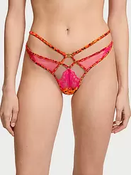 Oferta de Tanga de tiras con pernera alta de encaje y satén de estilo tropical por 5,68€ en Victoria's Secret