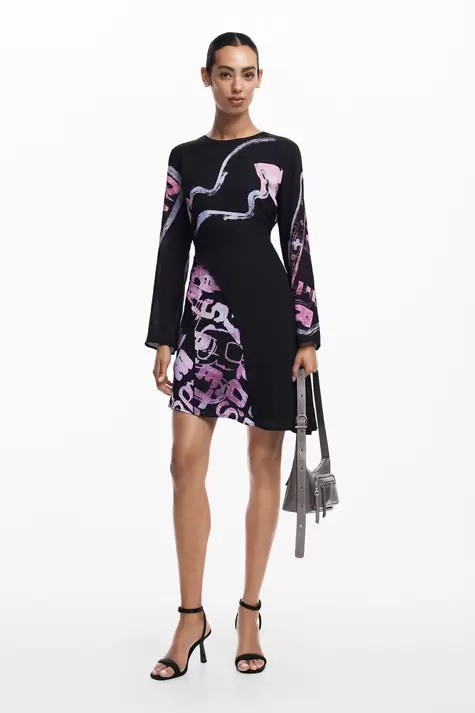 Oferta de Vestido corto asimétrico letras por 99,95€ en Desigual