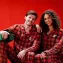 Oferta de Pijama Mickey Mouse para hombre, Festive Plaid por 48€ en Disney