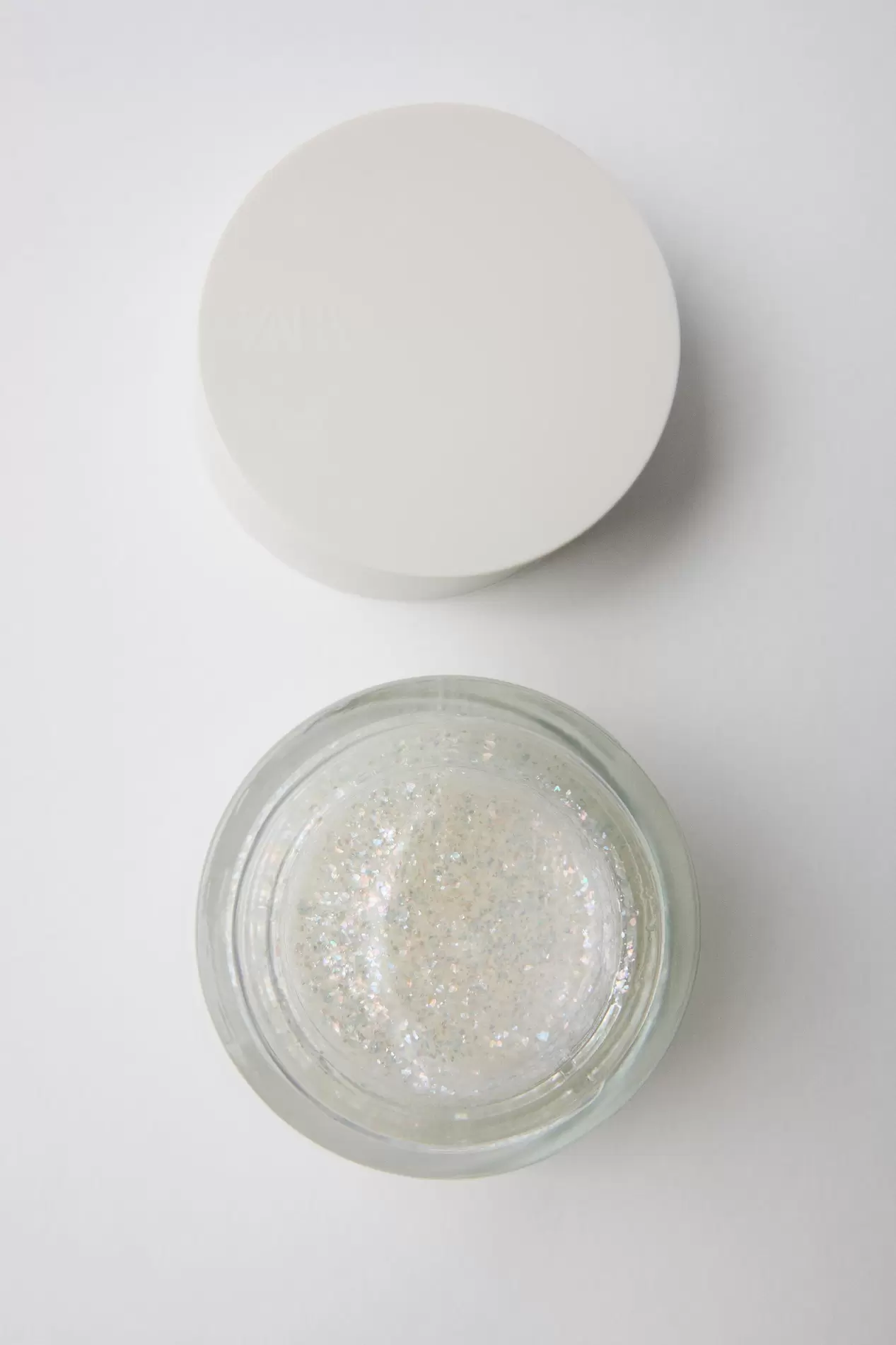 Oferta de ALL THAT GLIMMERS BODY GLITTER GEL por 12,95€ en ZARA