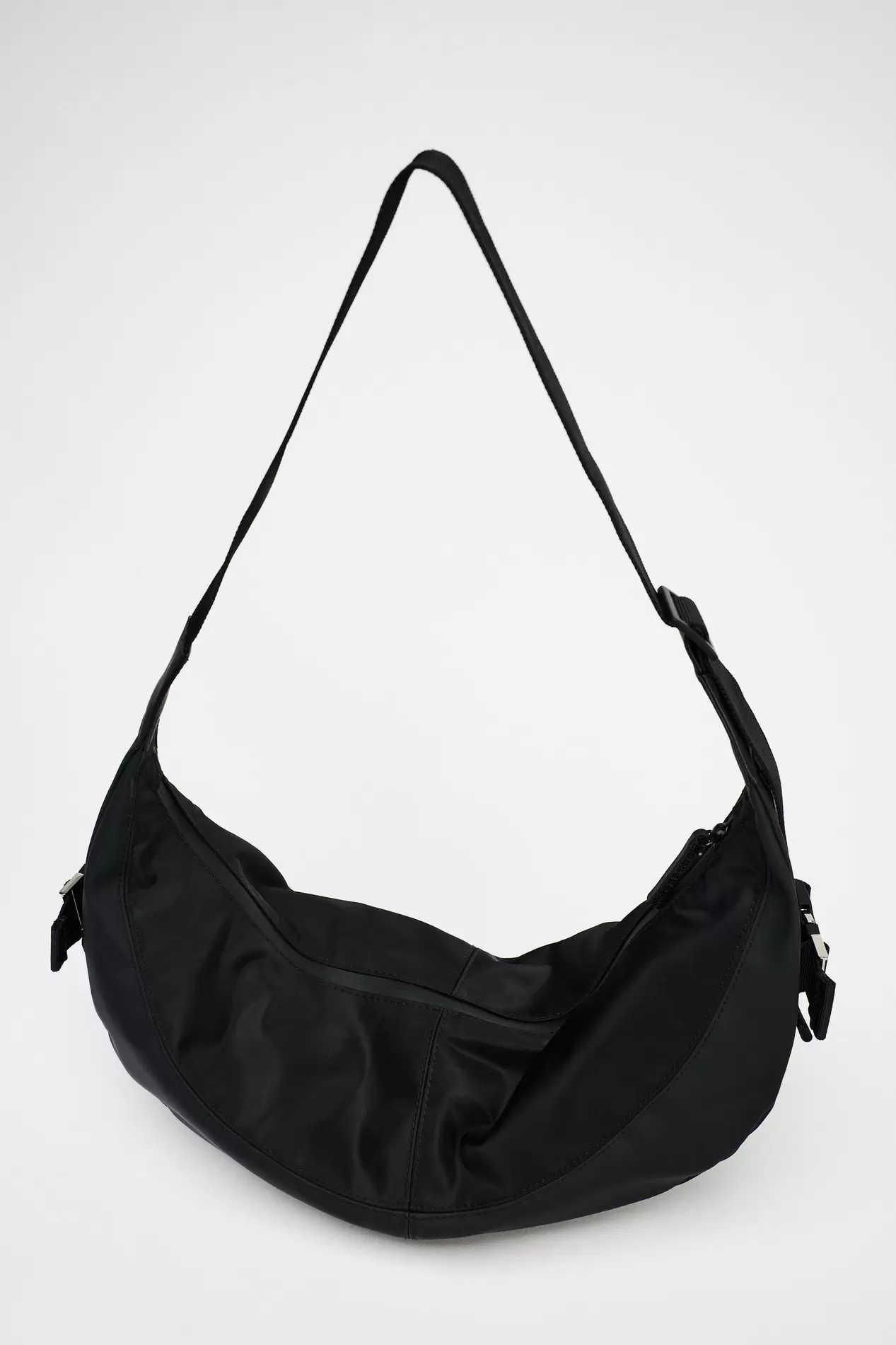 Oferta de BOLSO DE HOMBRO OVALADO CON EFECTO ENGOMADO por 35,95€ en ZARA