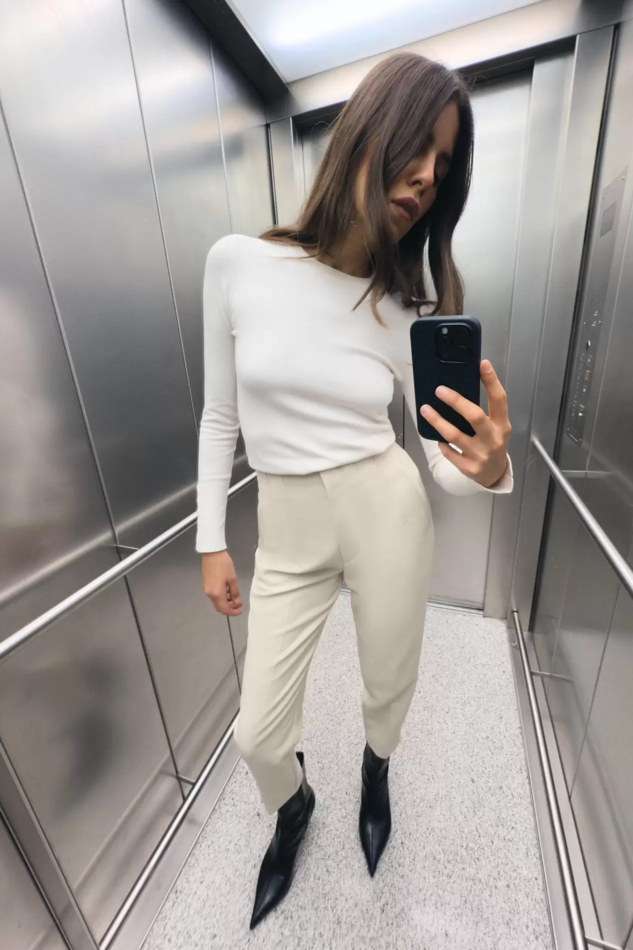 Oferta de PANTALÓN TIRO ALTO por 25,95€ en ZARA