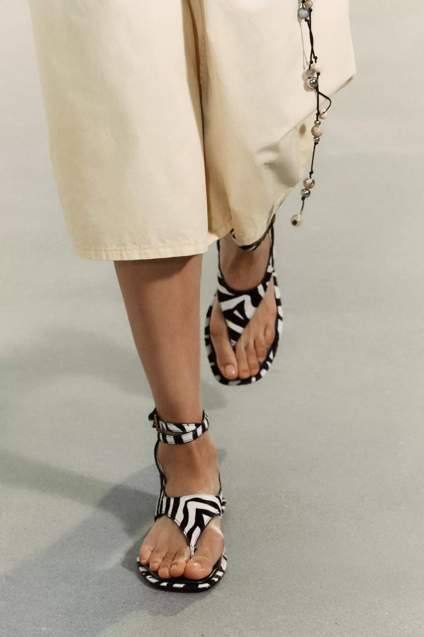 Oferta de SANDALIA PLANA PIEL CON PELO ESTAMPADO ANIMAL por 39,95€ en ZARA