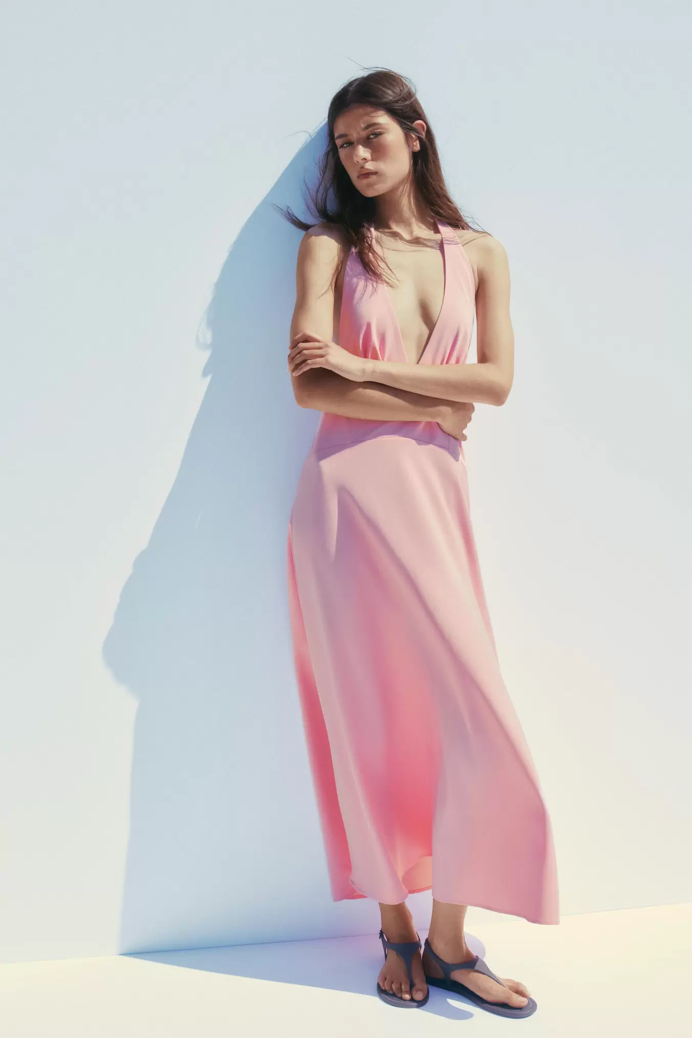 Oferta de VESTIDO MIDI HALTER por 35,95€ en ZARA