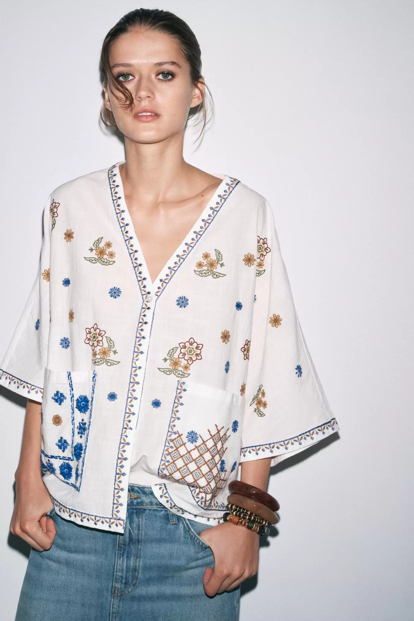 Oferta de BLUSA BORDADOS ZW COLLECTION por 39,95€ en ZARA