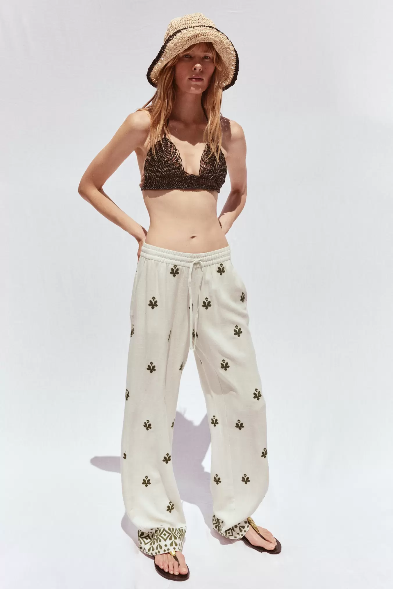 Oferta de PANTALÓN ANCHO BORDADOS por 29,95€ en ZARA