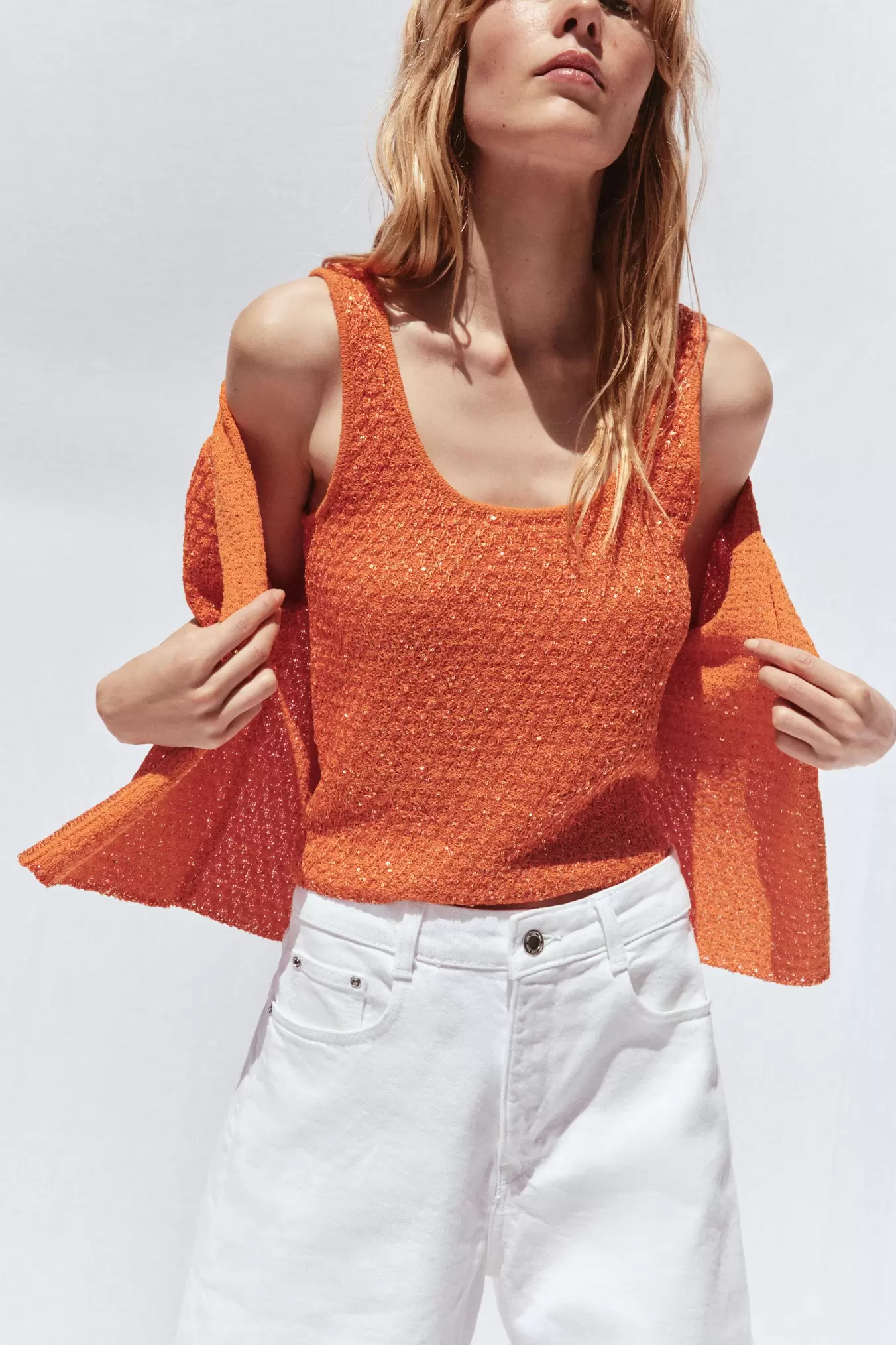 Oferta de TOP PUNTO LENTEJUELAS por 19,95€ en ZARA