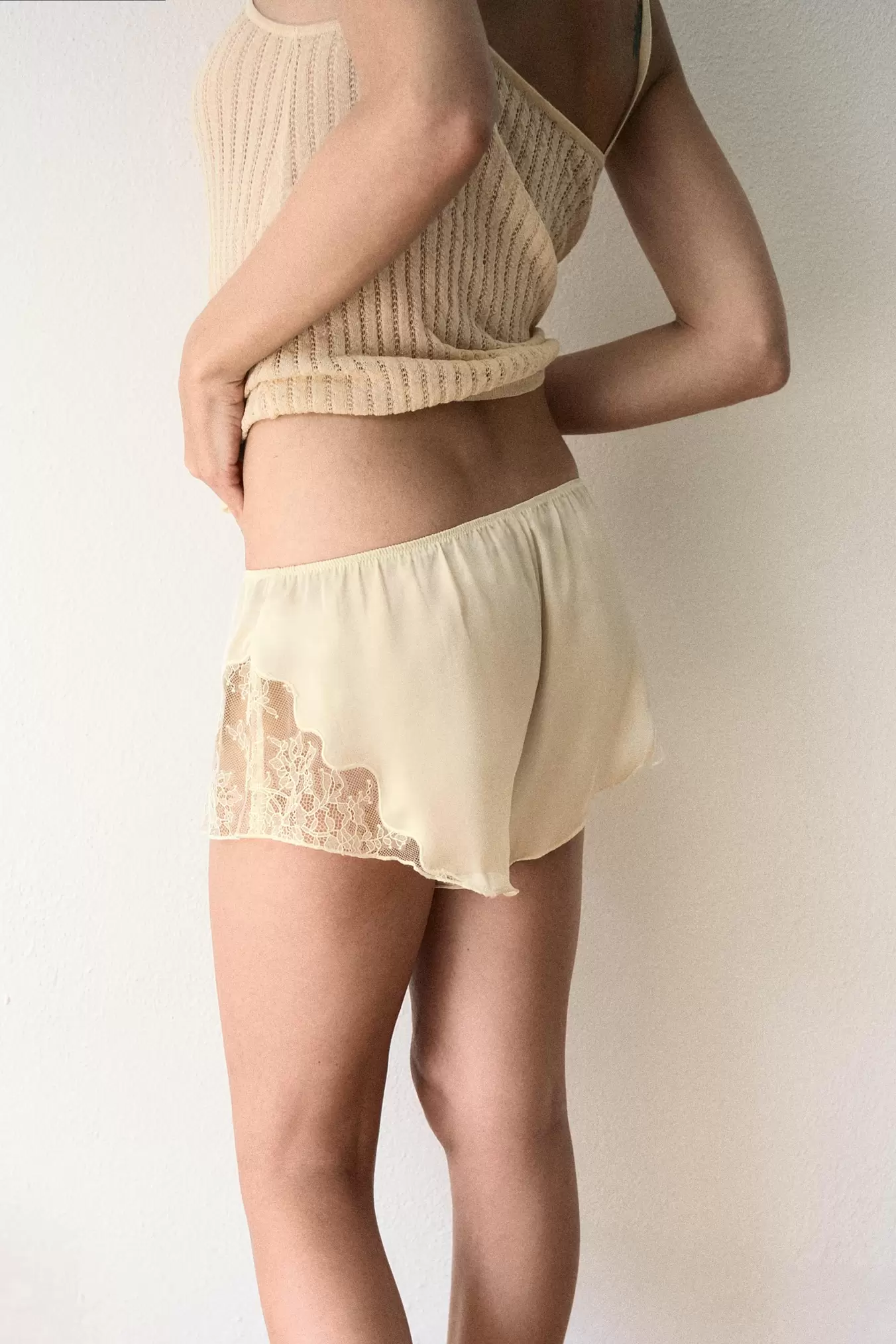 Oferta de SHORTS LENCERO COMBINADO por 25,95€ en ZARA