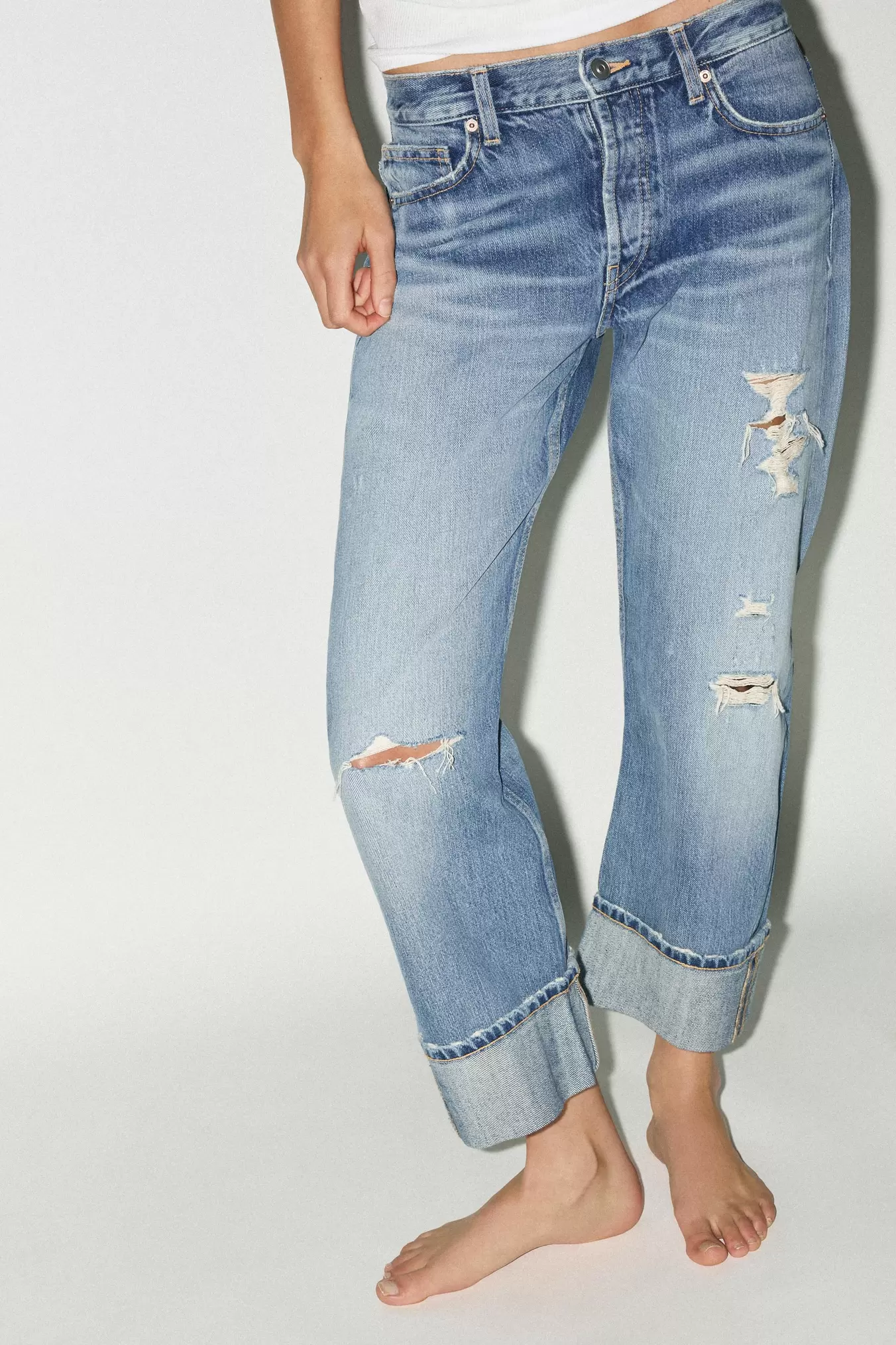 Oferta de JEANS TRF RECTO ROTOS TIRO MEDIO por 25,95€ en ZARA