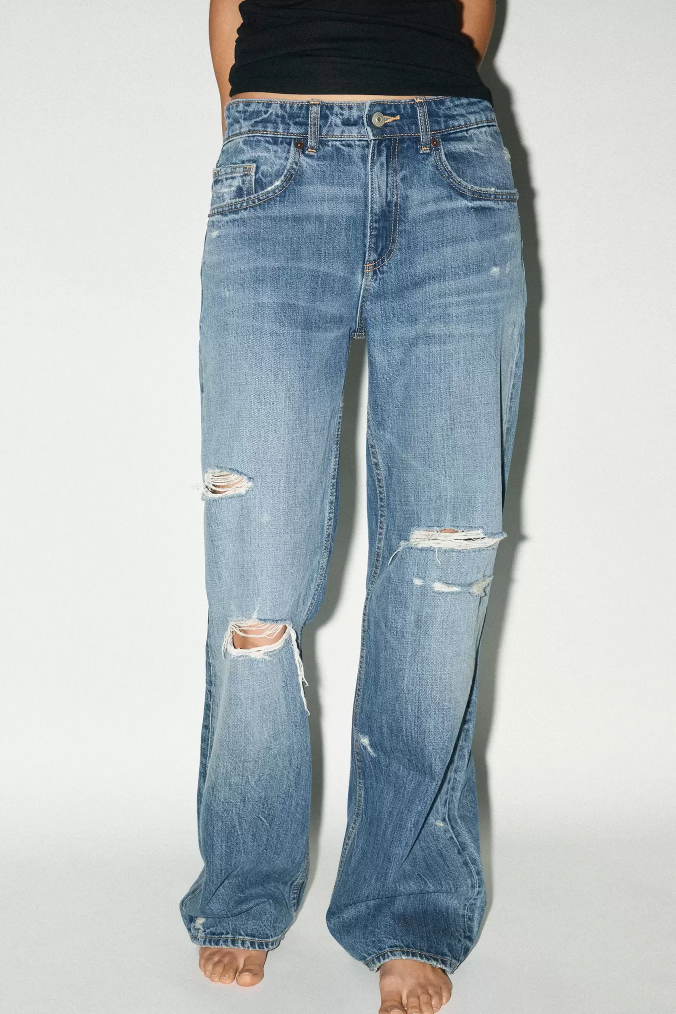 Oferta de JEANS TRF WIDE LEG ROTOS TIRO MEDIO por 29,95€ en ZARA