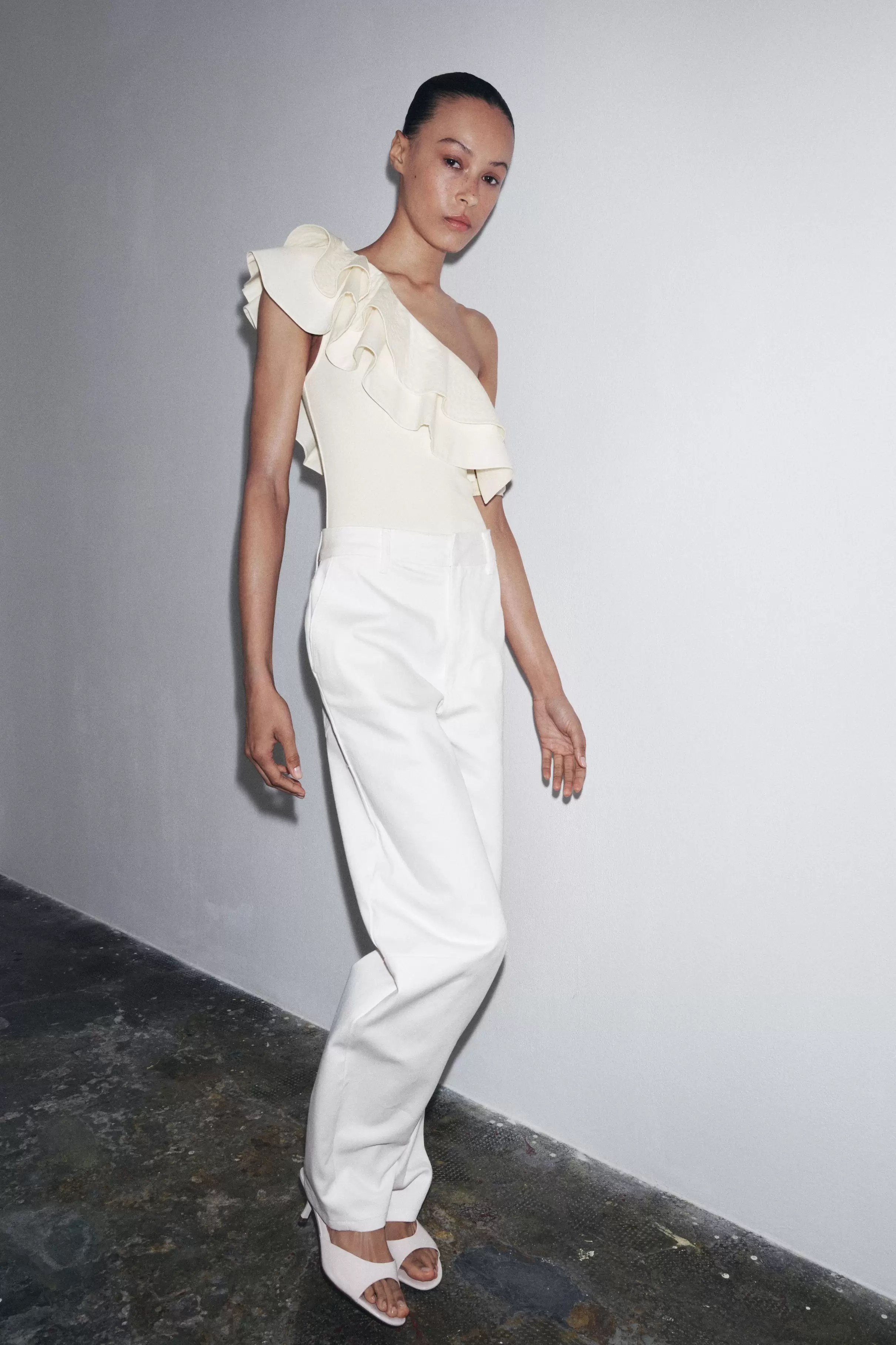 Oferta de BODY ASIMÉTRICO COMBINADO por 17,95€ en ZARA