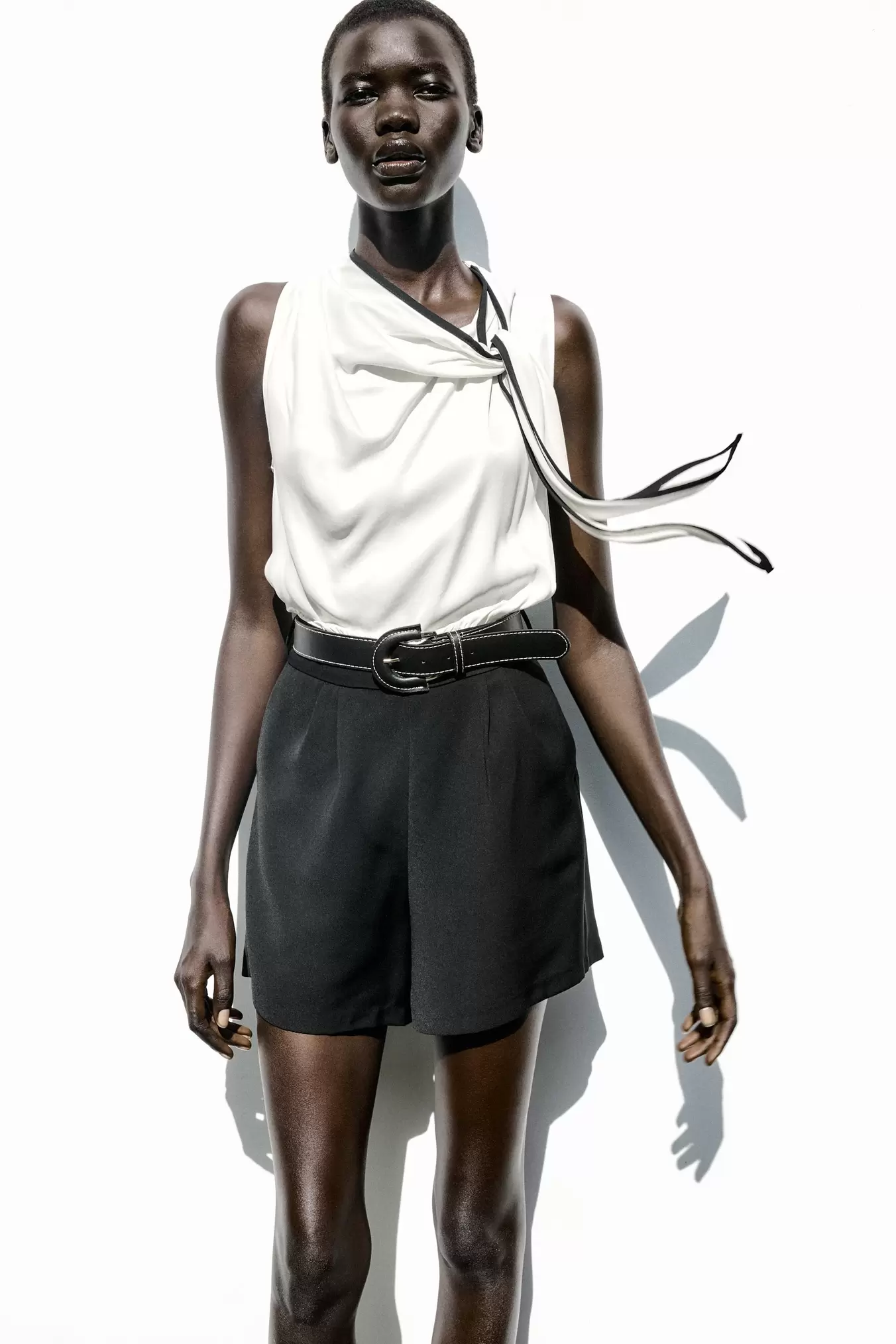 Oferta de MONO CORTO COMBINADO CINTURÓN por 35,95€ en ZARA