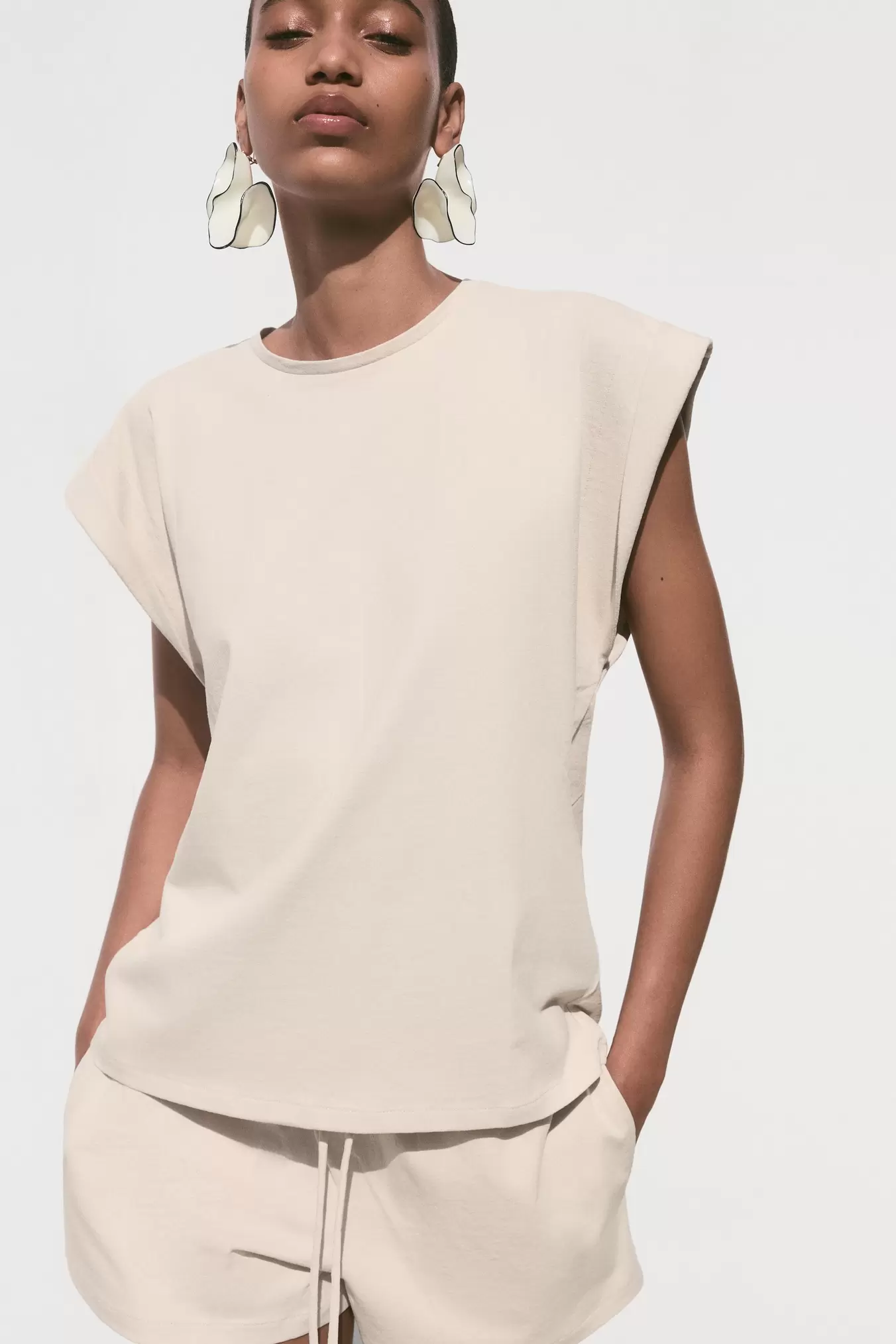 Oferta de CAMISETA RÚSTICA MANGA CAÍDA por 12,95€ en ZARA