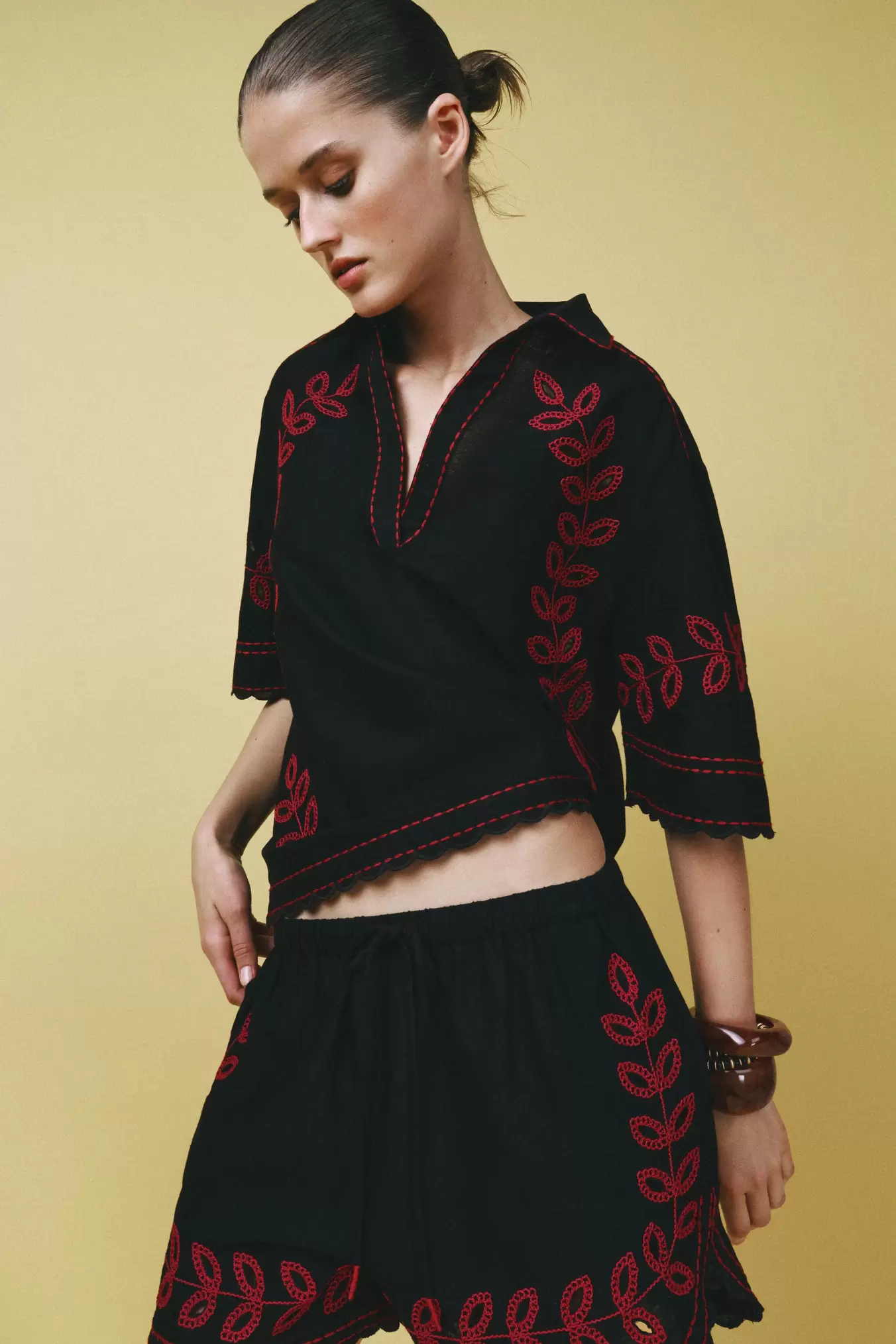 Oferta de SHORTS BORDADOS ZW COLLECTION por 29,95€ en ZARA
