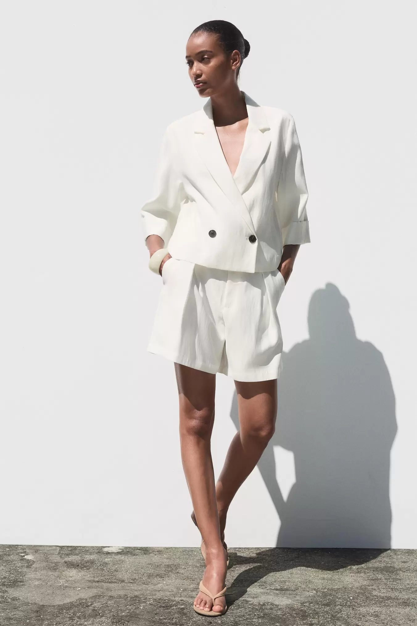 Oferta de BERMUDA PINZAS CINTURÓN por 25,95€ en ZARA