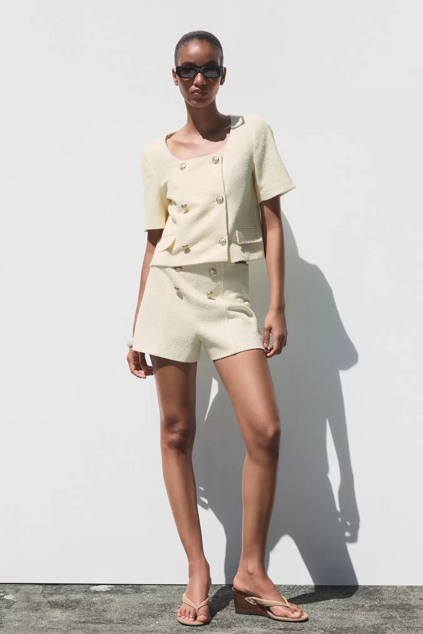 Oferta de BERMUDA ESTRUCTURA BOTONES DORADOS por 25,95€ en ZARA