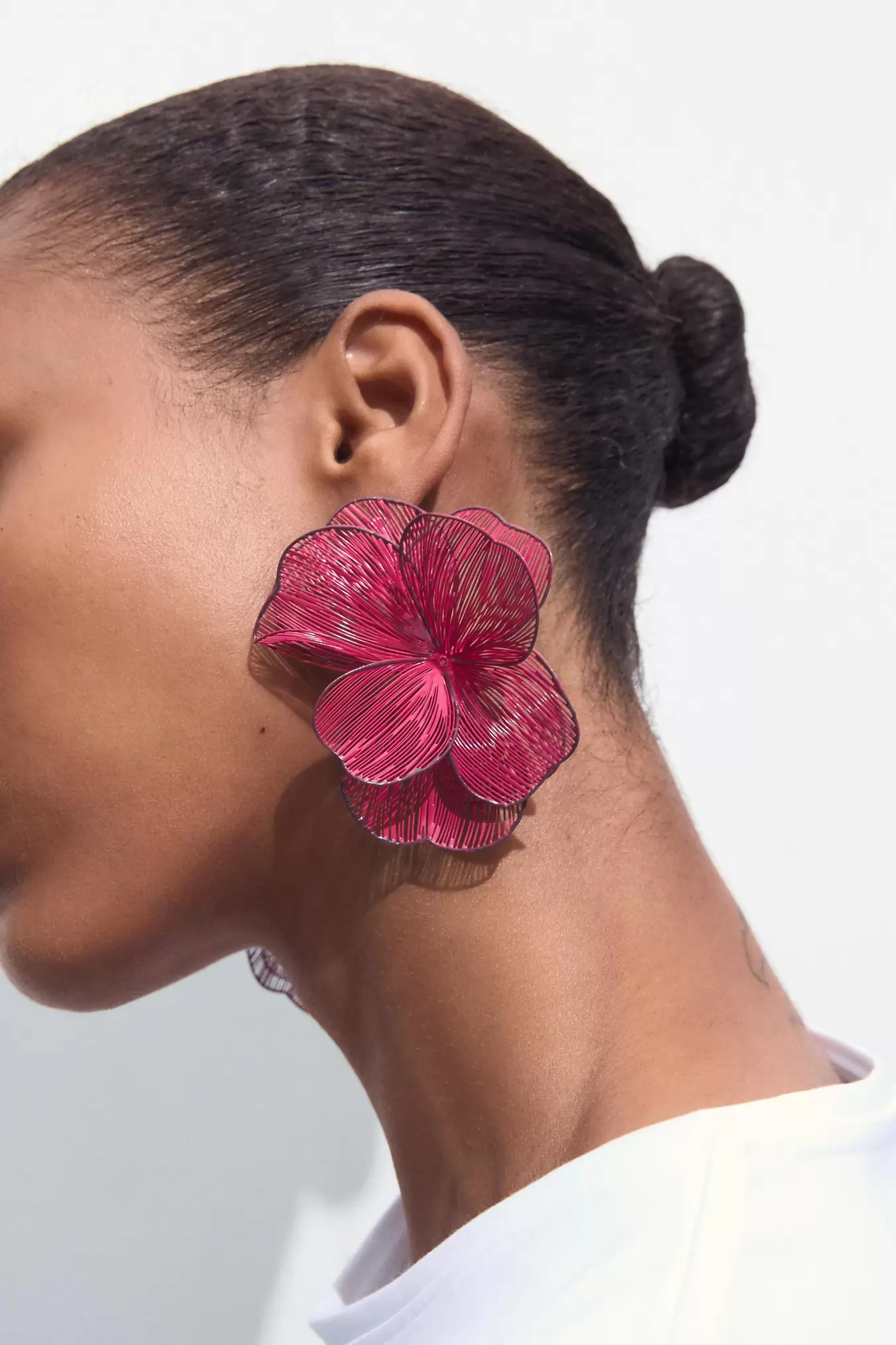 Oferta de PENDIENTES FLOR BORDE CONTRASTE por 15,95€ en ZARA