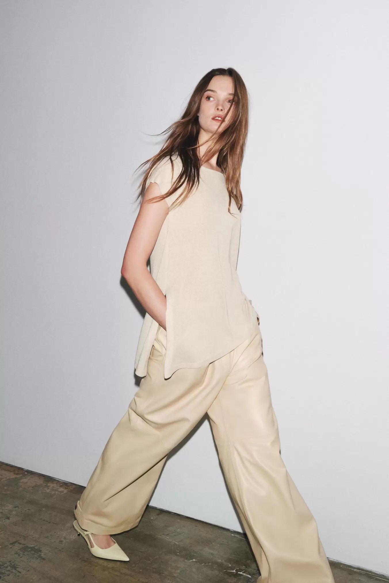 Oferta de TOP PUNTO BAJO ASIMÉTRICO por 22,95€ en ZARA