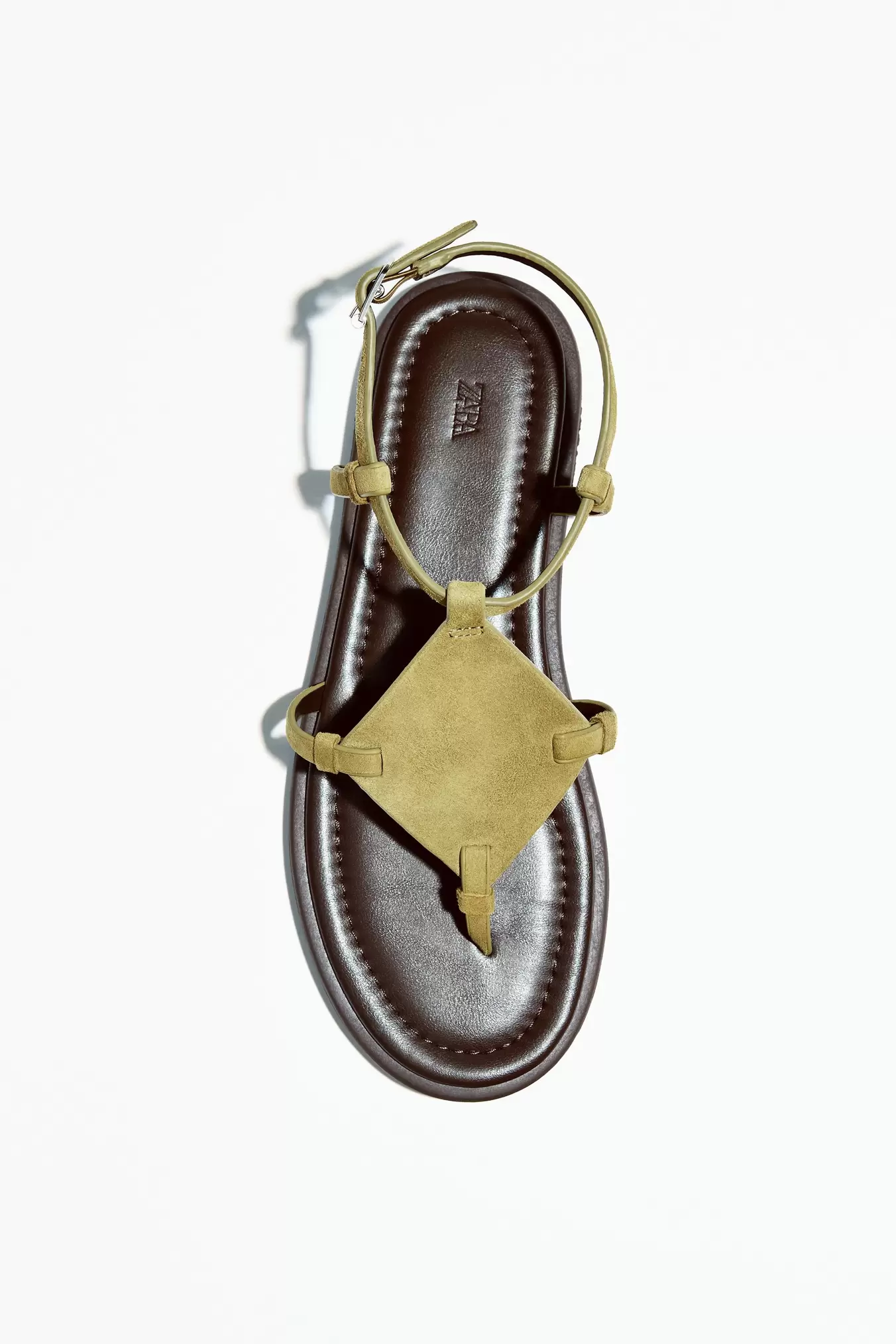 Oferta de SANDALIA PLANA SERRAJE por 35,95€ en ZARA
