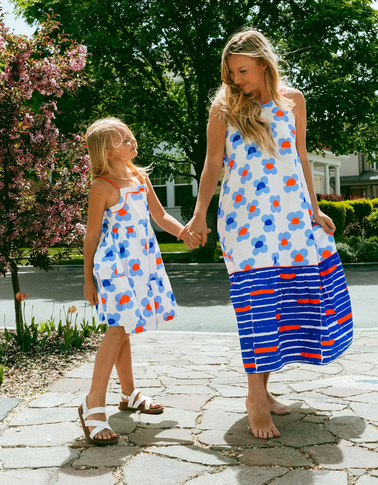 Oferta de Floral Cotton Strappy Dress for Women 'You&Me', White/Blue/Coral por 39,99€ en Zippy