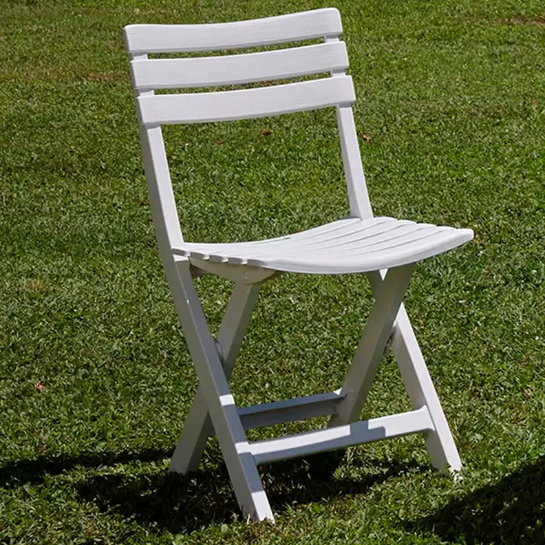 Oferta de Silla plegable Birki blanco 78x44x41 cm por 10,99€ en Embargos a lo bestia