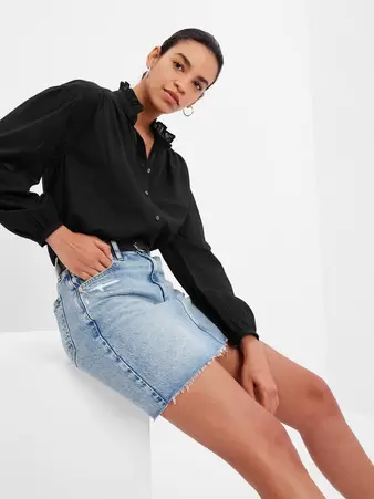 Oferta de Ruffle Neck Shirt - black por 74€ en GAP