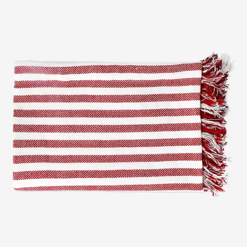 Oferta de Manta de rayas rojas con flecos por 10€ en Flying Tiger