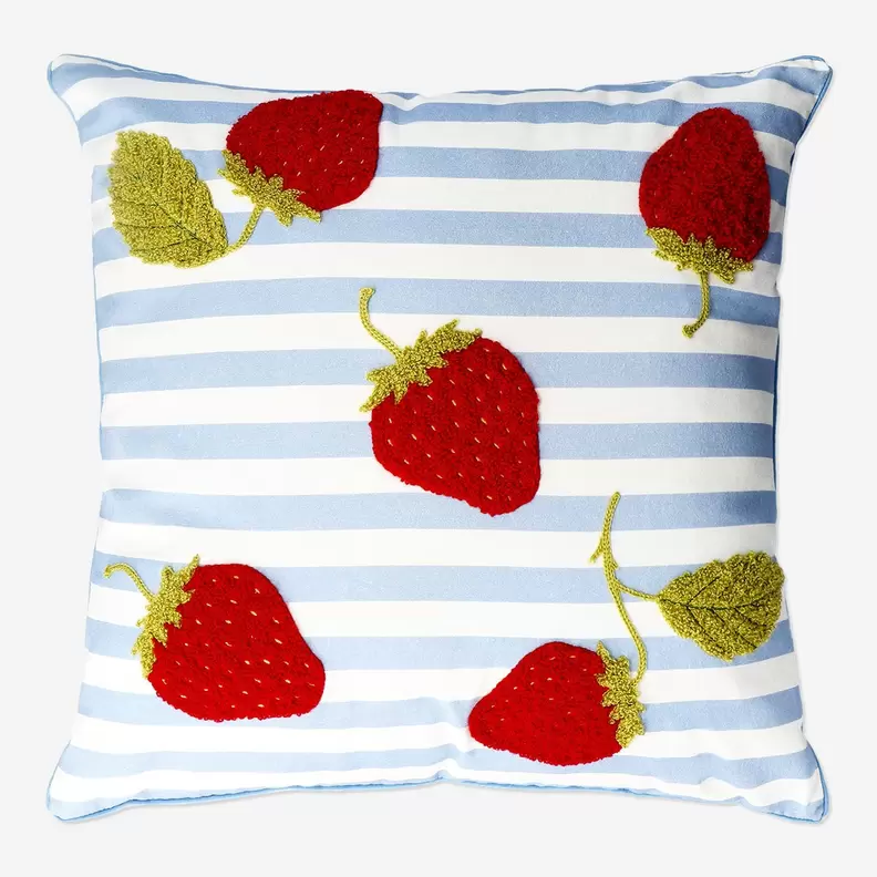 Oferta de Cojín con fresas por 12€ en Flying Tiger