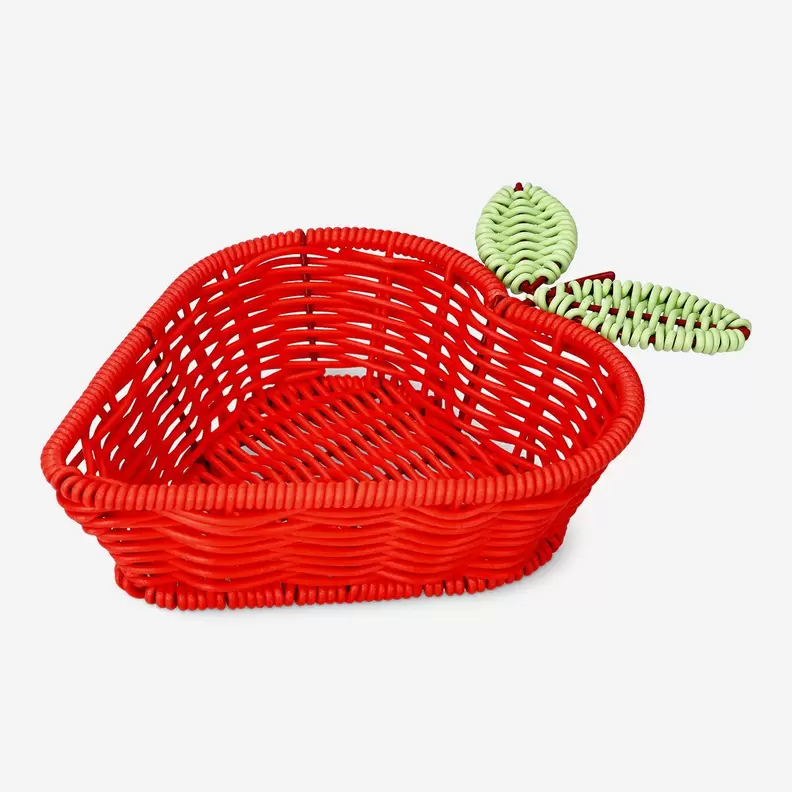 Oferta de Cesta de mimbre en forma de fresa por 5€ en Flying Tiger