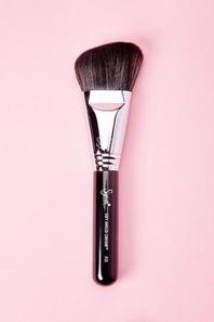 Oferta de Sigma Beauty F23 Soft Angled Contour Brush por 19€ en Forever 21