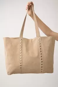 Oferta de Bolso de ante con detalle de tachas beige por 39,99€ en Algo Bonito