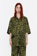 Oferta de Camisa oversize lino Animal mix verde por 82,5€ en Bimba & Lola