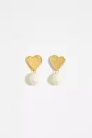 Oferta de Pendientes corazones dorados y perlas por 29,4€ en Bimba & Lola