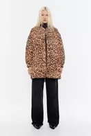 Oferta de Chaquetón acolchado Leopard natural por 100€ en Bimba & Lola