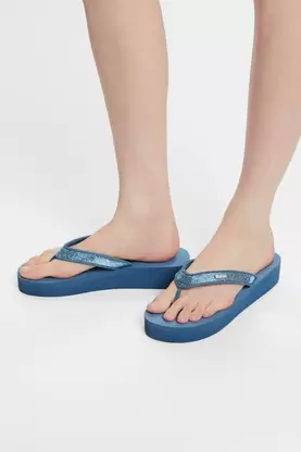 Oferta de Sandalias de plataforma con tira en la puntera por 24,99€ en ESPRIT