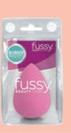 Oferta de En TODOS los accesorios de belleza y cuidado de manos FUSSY en Carrefour