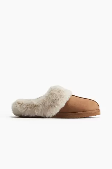 Oferta de Zapatillas de casa cálidas por 19,99€ en H&M