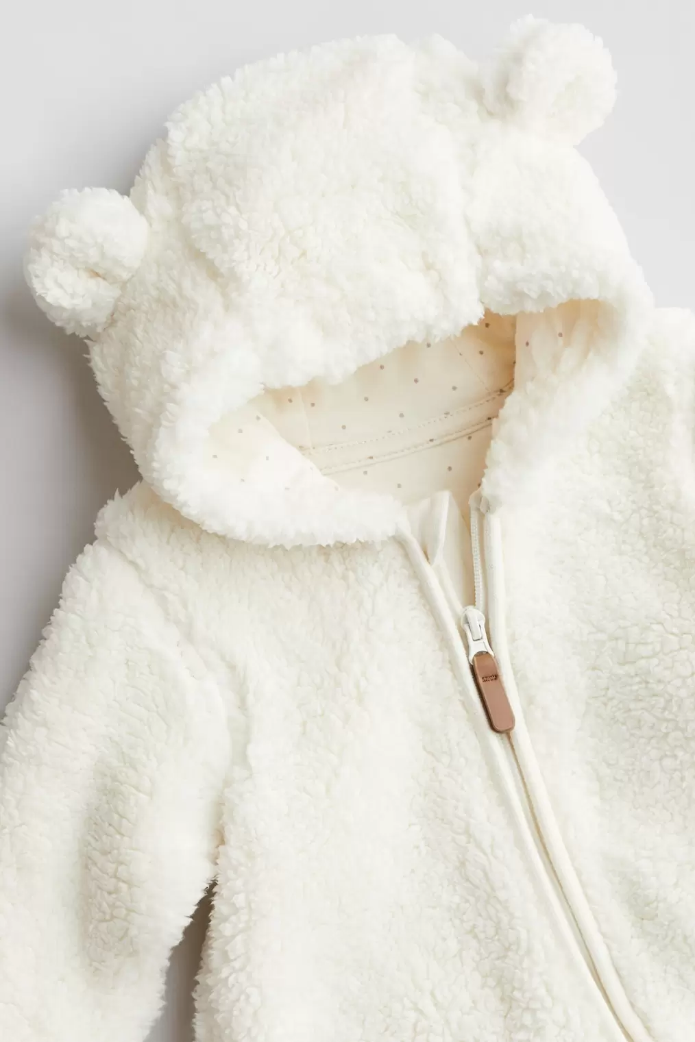 Oferta de Buzo de peluche con orejas decorativas por 19,99€ en H&M