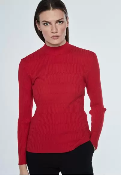 Oferta de Jersey canalé ROJO por 23,99€ en Dandara