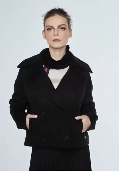 Oferta de Chaquetón corto cruzado NEGRO por 29,99€ en Dandara