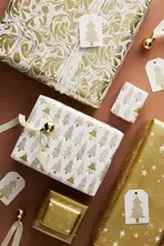 Oferta de Papel de regalo con diseño navideño por 9€ en Next