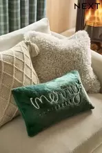 Oferta de Merry Christmas Embroidered Faux Fur Rectangular Cushion por 16€ en Next