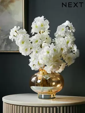 Oferta de Artificial Blossom in Gold Vase (BW0255) | 52 € por 52€ en Next