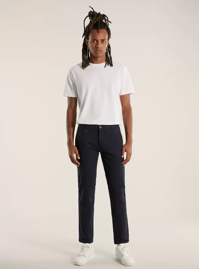 Oferta de Pantalón chino ajustado de sarga elástica por 15,99€ en Alcott