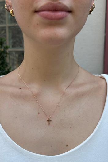 Oferta de Mini Cross Necklace por 8€ en Brandy Melville