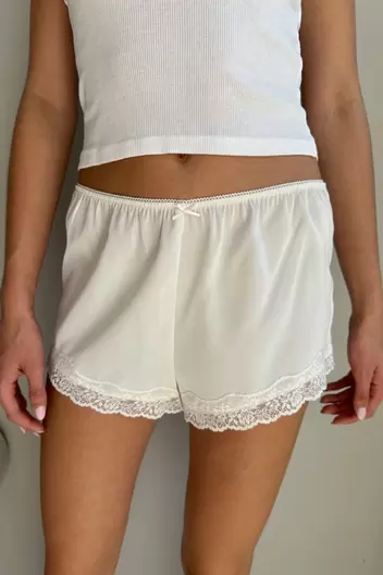 Oferta de Product Name:Poppy Lace Shorts por 22€ en Brandy Melville