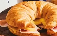 Oferta de Ham & Cheese Croissant por 6€ en Ryanair